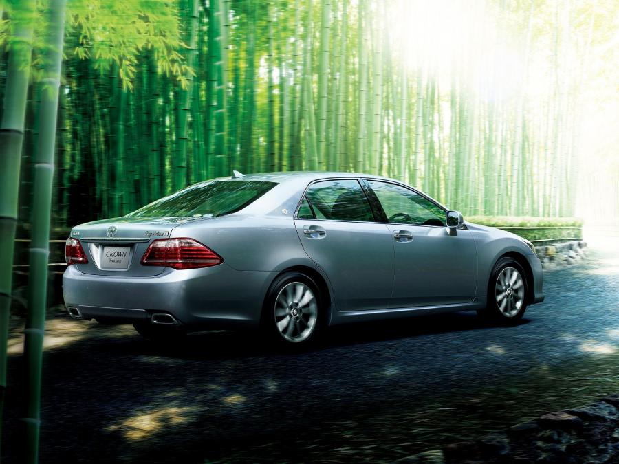  Toyota Crown Royal Saloon 2010 года  (фото 6 из 8)